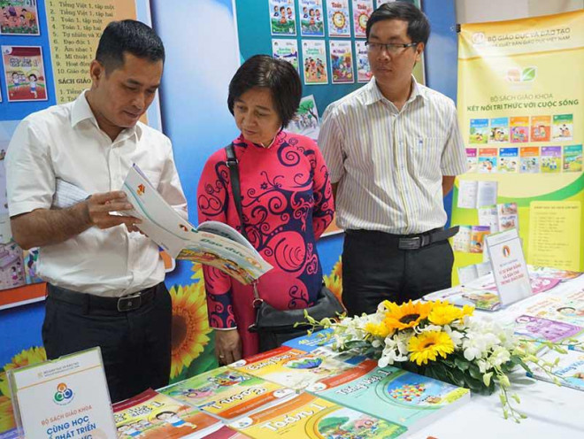 Các đại biểu tham khảo các bộ SGK lớp 1 do NXB Giáo dục Việt Nam biên soạn tại lễ kỷ niệm 40 năm thành lập NXB Giáo dục Việt Nam tại TP.HCM. Ảnh: NGUYỄN QUYÊN