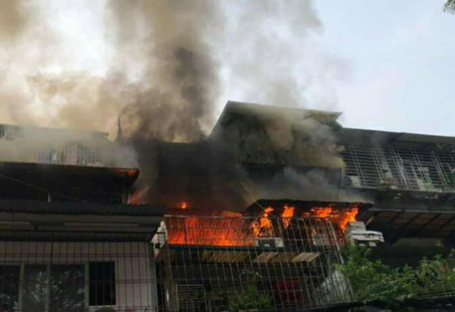 Trước đó, khoảng 16h ngày 18/9, tại “chuồng cọp” thuộc một căn hộ khu tập thể Kim Liên, trên phố Hoàng Tích Trí, Đống Đa, Hà Nội bất ngờ bốc cháy khiến nhiều người hoảng loạn tháo chạy, rất may khi xảy ra vụ cháy bên trong căn hộ không có ai nên không gây thiệt hại về người.