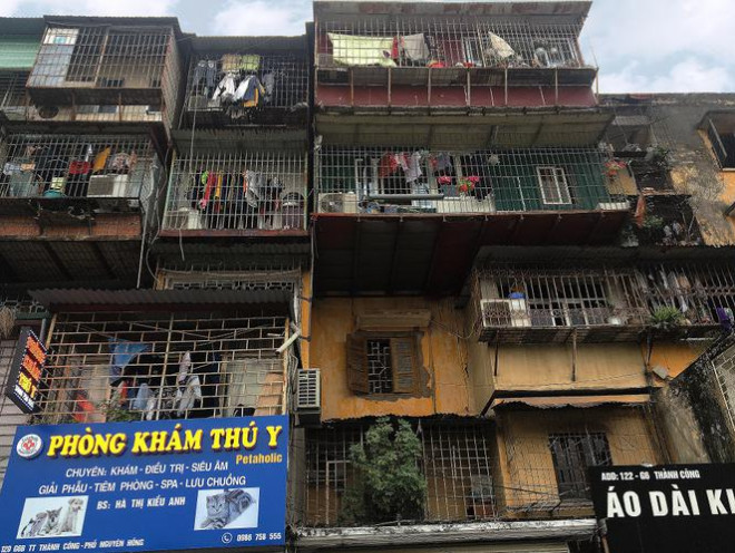 Khu tập thể Thành Công, quận Ba Đình gồm 2 đơn nguyên là G6A và G6B với chằng chịt chuồng cọp, khung sắt xếp chồng lên nhau. 