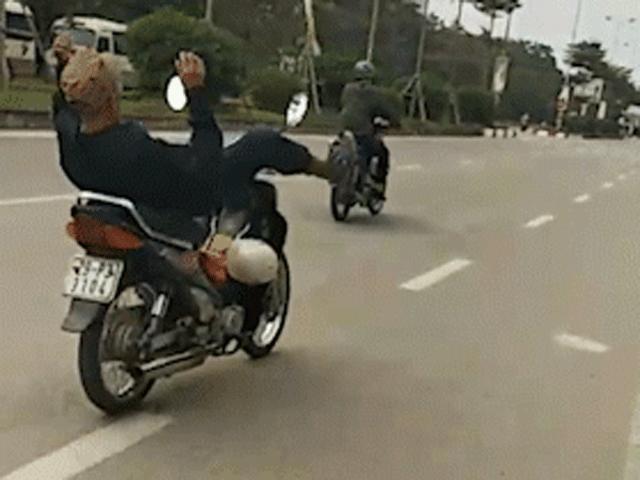 Bạn trẻ - Cuộc sống - Vừa lái xe vừa "diễn xiếc", người đàn ông bị dân mạng "ném đá"