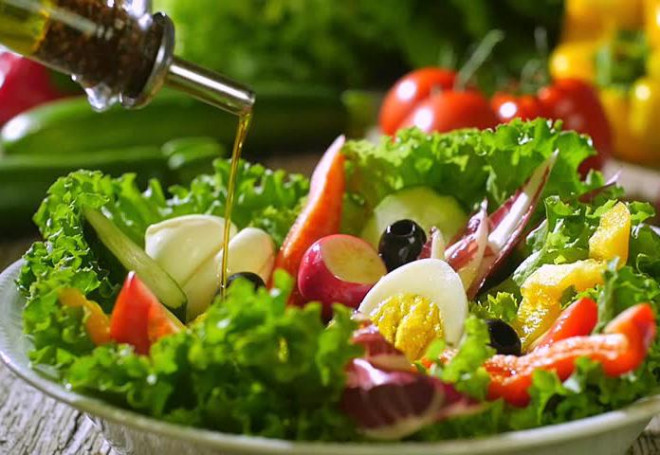 Thêm dầu oliu vào món ăn sẽ giúp bạn ngăn ngừa sự tích tụ chất độc hại trong não gây Alzheimer.