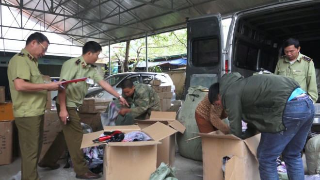 Lực lượng chức năng tỉnh Lạng Sơn vừa thu giữ 190 máy sấy tóc có dấu hiệu giả mạo nhãn hiệu Panasonic và Toshiba cùng hàng nghìn đôi tất mang thương hiệu Adidas.