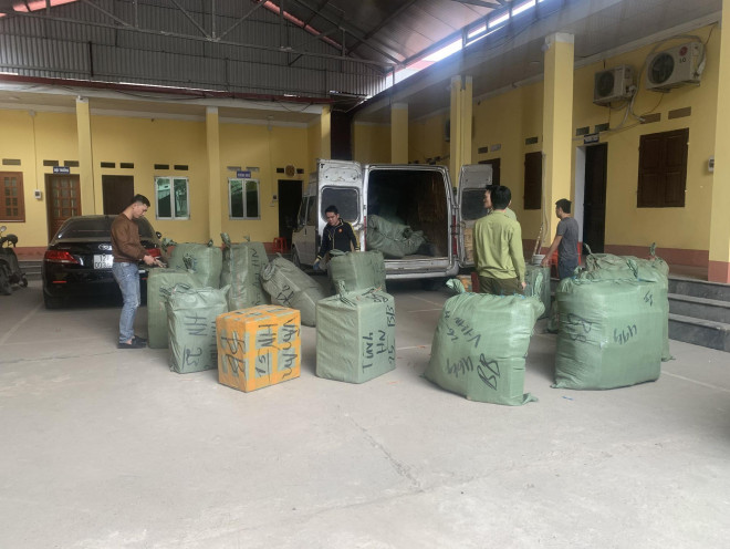Đội QLTT số 2 tiến hành tạm giữ toàn bộ phương tiện cùng hàng hóa trên 2 xe ô tô.