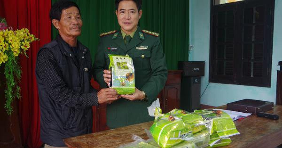 Pháp luật - Nhiều gói ghi chữ Trung Quốc nghi chứa ma túy liên tục dạt vào bờ biển miền Trung