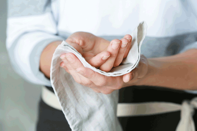 13. Thường xuyên giặt khăn tắm: Các chuyên gia khuyên bạn bên giặt sạch khăn tắm 2 đến 3 ngày/lần. Một nghiên cứu đã xác định có đến 89% vi khuẩn coliform và 26% vi khuẩn E. coli trú trong khăn tắm không được giặt thường xuyên. Ngoài ra, nếu một thành viên trong gia đình bị bện nên thay khăn trải giường và vỏ gối để giảm khả năng lây truyền.
