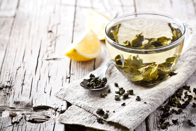 15. Thường xuyên uống trà xanh: Một trong số nhiều lợi ích sức khỏe của trà xanh là giúp tăng cường hệ thống miễn dịch. Trà xanh dường như có tác động trong việc giảm thời gian nhiễm virut. Các chất chống oxy hóa trong trà xanh đã được tìm thấy để ngăn chặn các giai đoạn nhiễm trùng của các tế bào khỏe mạnh, làm suy yếu virus và giảm thời gian của các triệu chứng và sốt giống như cảm lạnh.
