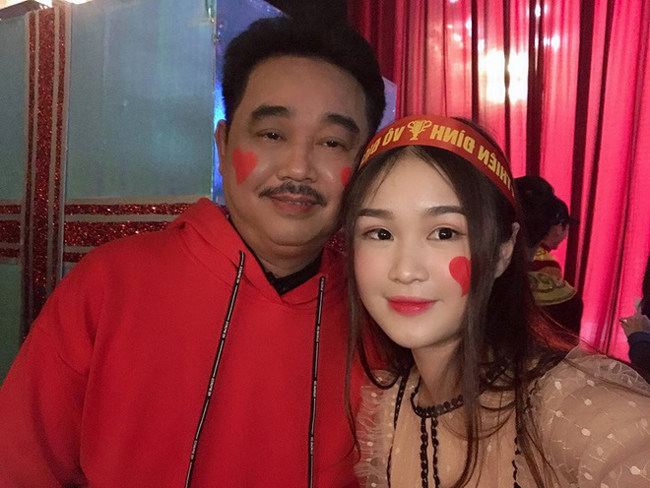 Linh Trang từng tham gia Táo Quân 2019. Cô chụp hình với "Ngọc hoàng" Quốc Khánh.