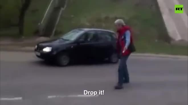 Video: Cảnh sát Nga dùng cách sáng tạo hạ gục nghi phạm cầm dao