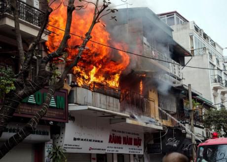 Từ vụ cháy tại Hoàng Mai hay cháy ở khu tập thể Kim Liên..., tiếp tục dấy lên lo ngại việc các hộ gia đình dựng khung sắt, cơi nới làm “chuồng cọp, lồng chim” với mục đích bảo đảm an ninh, cơi nới diện tích... vô tình "khóa mạng sống" khi hỏa hoạn xảy ra. 