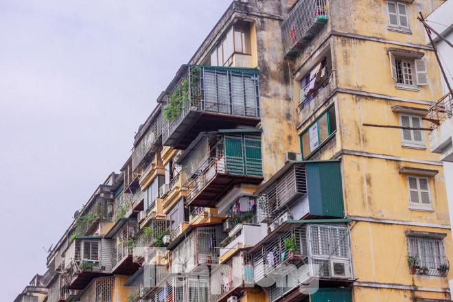 Tâm lý “rào chắc, buộc chặt” của người dân đã vô tình khóa mất lối thoát nạn của gia đình khi có sự cố hỏa hoạn xảy ra. Tuy nhiên, bất chấp tiềm ẩn nguy cơ cháy nổ, những “chuồng cọp” vẫn đang tiếp tục mọc lên tại các khu chung cư có vị trí đắc địa, thậm chí tại các trung tâm thương mại kinh doanh sầm uất. 