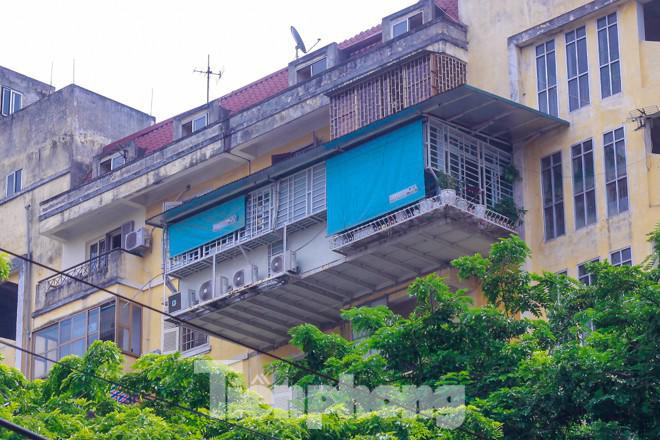 Chuồng cọp ở đây đều được kiên cố bởi hàn sắt quây rào tôn. (Trong ảnh: Một "chuồng cọp" tầng 8 khu chung cư A6 Giảng Võ chẳng khác gì một căn hộ "lơ lửng" mới hoàn thiện xong, trong khi cơ quan chức năng hầu như không có động thái xử lý.