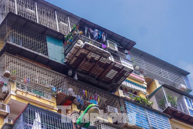 Thậm chí có những "chuồng cọp" đua ra hẳn 4-5m, ngang một căn phòng nhỏ gây mất mỹ quan đô thị và an toàn về chất lượng công trình và PCCC bất chấp người dân phản ánh, kiến nghị đến các cơ quan chức năng của quận Ba Đình.