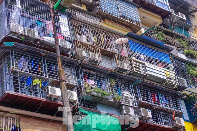 Tình trạng này lại biến tướng khi một số hộ dân khoác "balo" khủng cho căn hộ của mình theo cách không giống ai đang diễn ra tại khu chung cư A6 Giảng Võ (quận Ba Đình).