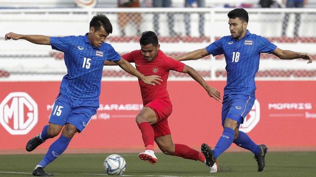 Cầu thủ Indonesia (áo đỏ) đã không thể hiện được màn trình diễn như hai trận đấu đầu tiên. Ảnh: AP.