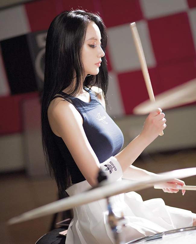 A Yeon (sinh năm 1990) là một mỹ nhân chơi nhạc cụ nổi đình nổi đám ở Hàn Quốc.