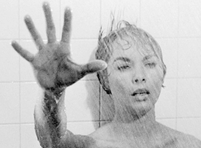 Janet Leigh trong Psycho: Một trong những cảnh quay để đời của Janet trong bộ phim Psycho chính là cảnh trong phòng tắm. Cảnh quay này được xem như là một “chiến công” lớn của Alfred Hitchcock trong việc lách lưới kiểm duyệt. Để đối phó với luật cấm khoả thân trên phim, Hitchcock đã diễn tả cảnh nữ chính do Marion Leigh thủ vai bị đâm trong bồn tắm bằng những góc máy cận, đồng thời liên tục chuyển từ góc nhìn thứ ba sang góc nhìn thứ nhất, nhằm khiến khán giả cảm nhận được sự kinh hoàng của nạn nhân.