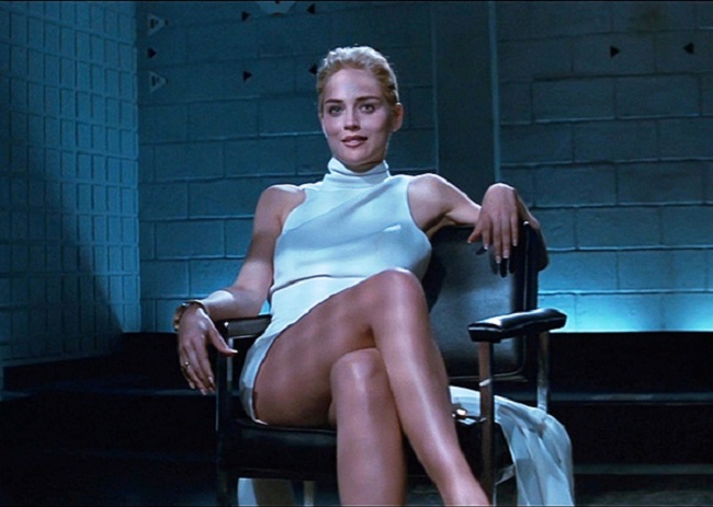 Đây là cảnh phim được xếp vào hàng kinh điển, gắn tên tuổi Sharon Stone với danh hiệu “quả bom sex” trong nhiều thập kỷ sau này.