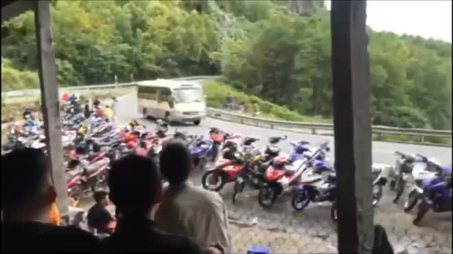 Thót tim xem nhóm người phóng ẩu, bốc đầu xe trên đèo Hải Vân