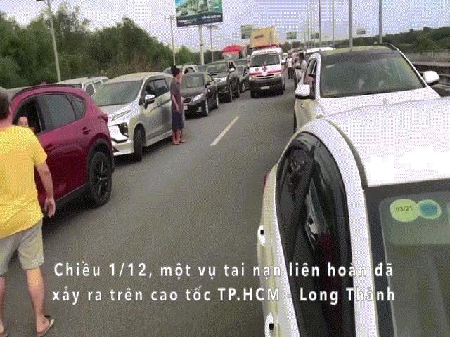 Tin tức trong ngày - Clip hàng loạt ô tô nhường đường cho xe cấp cứu trên cao tốc gây sốt cộng đồng mạng