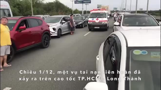 Clip hàng loạt ô tô nhường đường cho xe cấp cứu trên cao tốc gây sốt cộng đồng mạng
