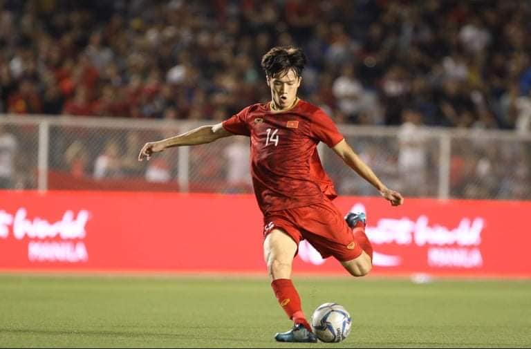 Tiền vệ Hoàng Đức "nã đại bác" vào phút cuối ghi bàn giúp U22 Việt Nam ngược dòng.