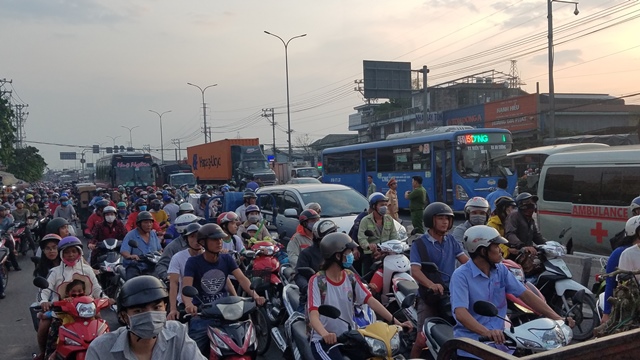 Kẹt xe khủng khiếp qua hiện trường vụ tai nạn&nbsp;chết người