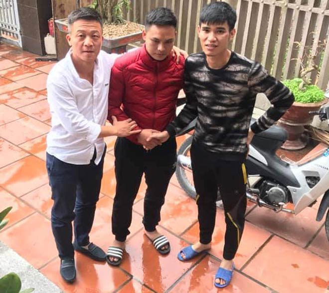 N.M.Đ (áo đỏ) đã đến nhà xin lỗi anh L. và được nạn nhân chấp nhận.