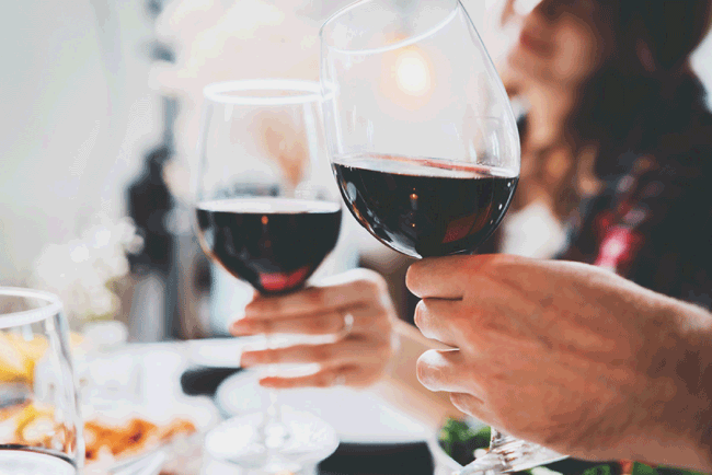 19. Thưởng thức rượu vang: Tiêu thụ một lượng nhỏ loại đồ uống có cồn giàu polyphenol như rượu vang có thể cải thiện chức năng miễn dịch và giảm viêm, giảm nguy cơ mắc bệnh.
