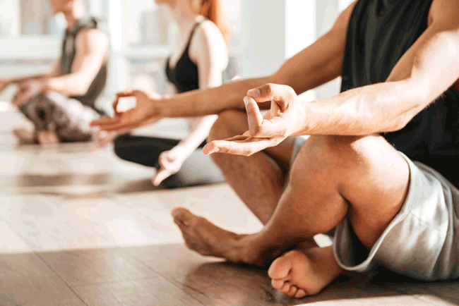 6. Tập yoga hoặc thiền: Nhiều nghiên cứu đã chứng minh được rằng, căng thẳng thực sự có tác động tiêu cực đến hệ thống miễn dịch của bạn. Để tăng cường hệ thống miễn dịch, mỗi người nên học cách kiểm soát căng thẳng của mình. Nên bắt đầu với một số hình thức tập thở hoặc tập thiền hằng ngày.
