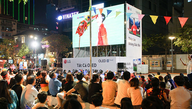 Trận đấu diễn ra dưới sự chú ý theo dõi của rất đông cổ động viên