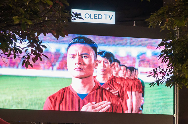 Clip ý nghĩa “Cùng Quang Hải chinh phục giấc mơ lớn” của Thương hiệu LG Vietnam được chiếu trong thời gian nghỉ giữa hai hiệp