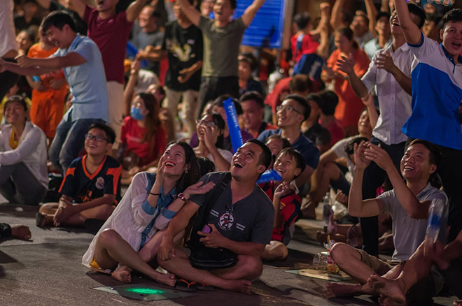 Niềm vui sướng vỡ oà khi Việt Nam gỡ hoà