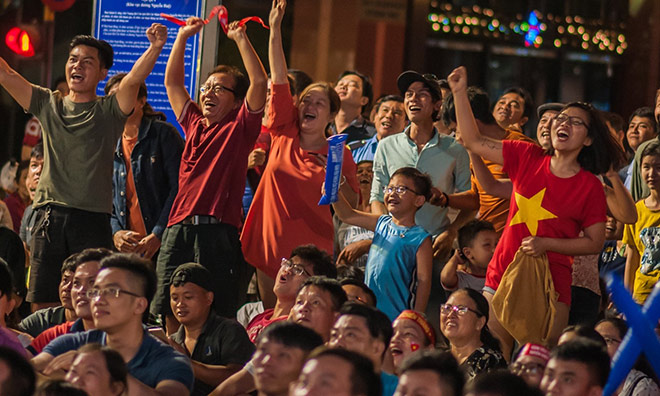 Người hâm mộ ăn mừng chiến thắng 2 – 1 ở những phút bù giờ