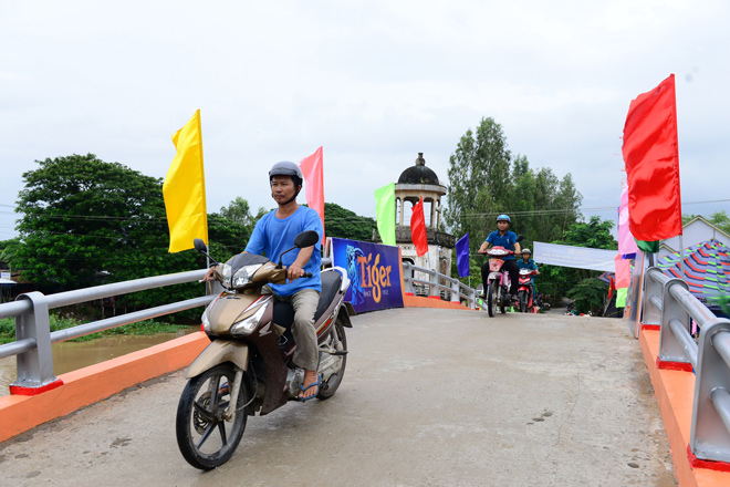 Cầu Kênh Hòa Bình giờ đây rộng rãi, kiên cố, xe cộ đông đúc hơn rất nhiều