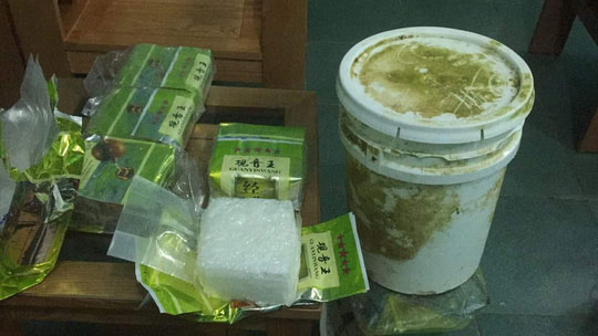 Chiếc thùng nhựa chứa 7 gói vuông vức nghi là ma túy đá trôi dạt vào bờ biển Quảng Trị