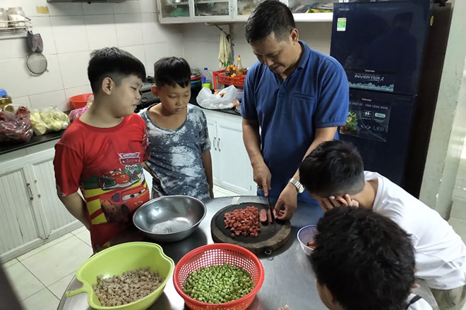 Anh Nguyễn Thiên Hải - Người “anh nuôi” đang chuẩn bị món ăn đầy dinh dưỡng vào cuối tuần cho các em tại Mái ấm Ánh Sáng