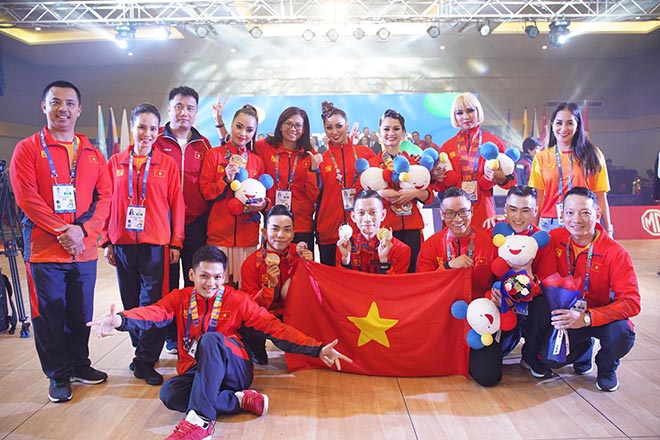 Đoàn dance sport Việt Nam ăn mừng thành công