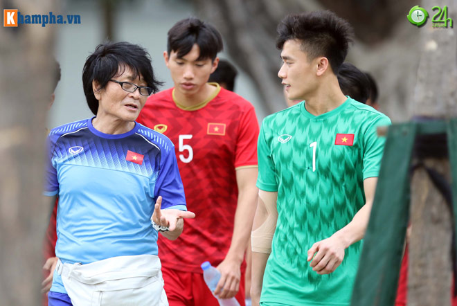 "Thần y" Choi Ju Young cũng có cuộc trò chuyện khá dài với Bùi Tiến Dũng trong lúc U22 Việt Nam đi bộ thả lỏng ở công viên Circuit Makati.