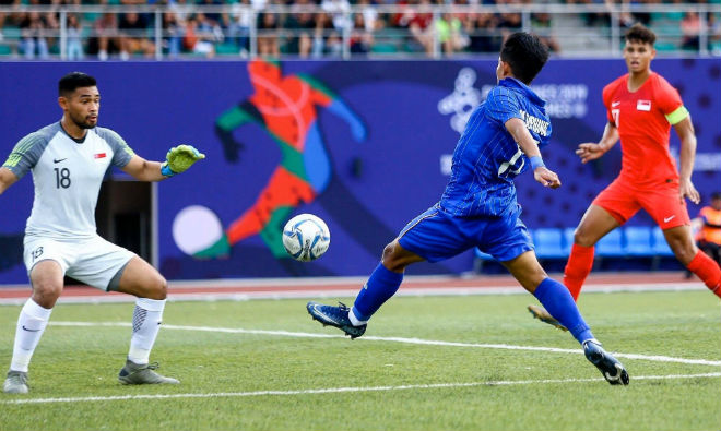 U22 Singapore (đỏ) chỉ ngang tầm Lào ở SEA Games kì này