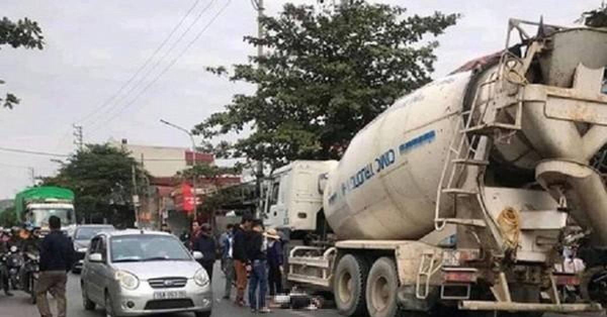 Tin tức trong ngày - Xe máy kẹp 3 ngã trước mũi xe bồn, cả 3 thanh niên bị cán thương vong