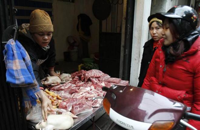 Giá thịt lợn cao, người dân rủ nhau mua gom lợn quê - 1