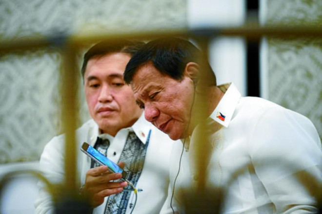Tổng thống Philippines Rodrigo Duterte (phải) cho biết Trung Quốc đề nghị được tặng ông một chiếc điện thoại di động “không thể bị hack”. Ảnh: MALACANANG