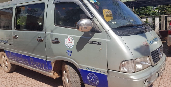 Tài xế điều khiển xe 16 chỗ BKS 60V-8429 không có GPLX nhưng vẫn đưa rước học sinh.