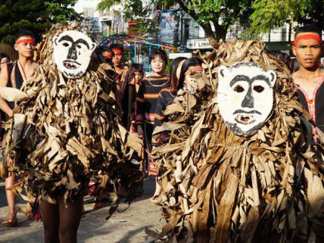 Tin tức trong ngày - "Hồn ma" xuống đường làm náo động phố núi Pleiku