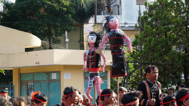 Có đội không hoá trang thì làm những hình nộm để làm các "brem"