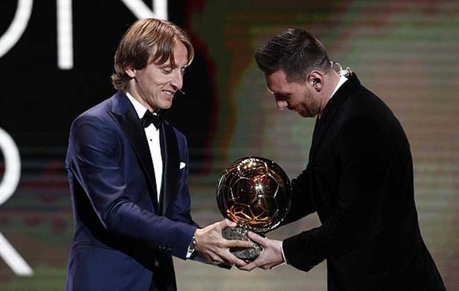 Messi nhận giải từ tay Modric, người năm nay vẫn có mặt dù không được đề cử