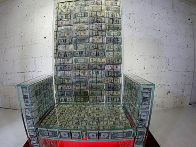 Quý ông giàu có dùng 23 tỷ đồng tiền mặt làm ghế ngồi ”chống đạn” như ngai vàng
