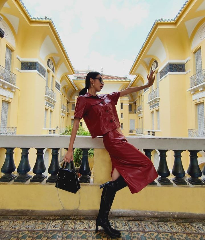 Nói về khả năng pose dáng, Phí Phương Anh là một người hội tụ đầy đủ yếu tố của một model chuẩn quốc tế. Cô từng chia sẻ "đến những địa điểm được rất nhiều người check in chỉ cần tạo dáng độc lạ sẽ có ngay bức hình chất không giống ai".