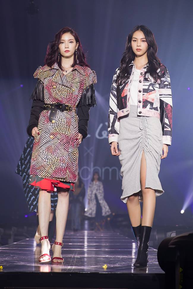 Phí Phương Anh trình diễn trên sàn runway cùng nhiều người mẫu khác nhau đếnt từ nhiều quốc gia.