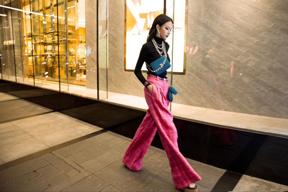 Phong cách thời trang của cô luôn dành được nhiều lời khen bởi cá tính, chất chơi và rất high fashion.